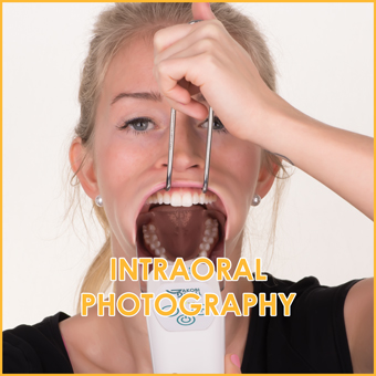 Junge Frau während intaorale Fotografie mit beschlagfreie Fotospiegel